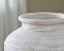 Load image into Gallery viewer, Meadie Vase