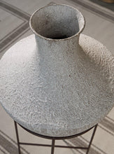 Load image into Gallery viewer, Estonbank Vase