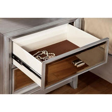 Load image into Gallery viewer, Golva E.King & Queen Bed White & Silver