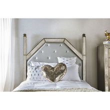 Load image into Gallery viewer, Loraine Queen Bed