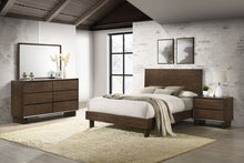 Load image into Gallery viewer, Glenwood 4 &amp; 5 Piece Bedroom Set Eastren king &amp; Queen
