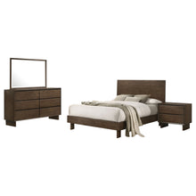 Load image into Gallery viewer, Glenwood 4 &amp; 5 Piece Bedroom Set Eastren king &amp; Queen
