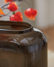 Load image into Gallery viewer, Sumner Vase
