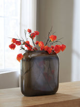 Load image into Gallery viewer, Sumner Vase
