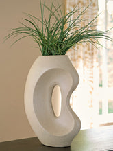 Load image into Gallery viewer, Odion Vase
