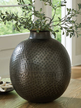 Load image into Gallery viewer, Woody Vase
