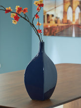 Load image into Gallery viewer, Abtinson Vase
