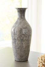 Load image into Gallery viewer, Brockwich Vase
