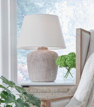 Load image into Gallery viewer, Danry Table Lamp
