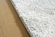 Load image into Gallery viewer, Unawick Large Rug
